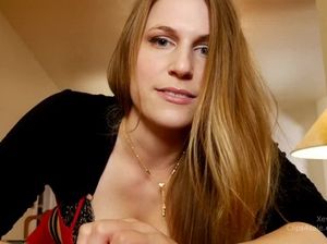 Рыжая сучка в чулках стоит на коленях и отсасывает хуй