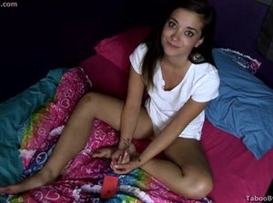 Пацан от первого лица выебал сводную сестричку на кровати