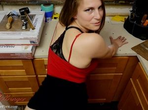 Красивая горячая сводная сестра сосет член брата прямо на кухне