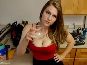 Красивая горячая сводная сестра сосет член брата прямо на кухне