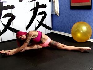 Гибкая девка в татуировках сосет член и ласкает свою дырочку