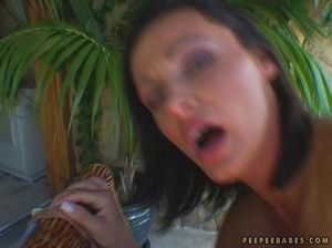 Брюнетка ссыт после горячей ебли на улице в пизду