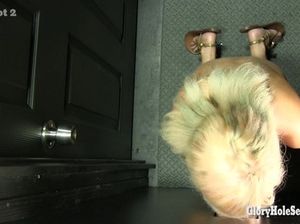 Голая блондинка делает минет мужикам через дырку в стене и дает себя обкончать