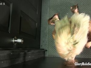 Голая блондинка делает минет мужикам через дырку в стене и дает себя обкончать