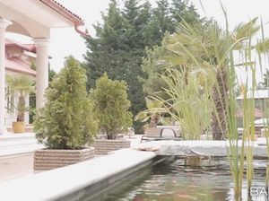 На веранде мужчина ебет блондинку в киску с пирсингом