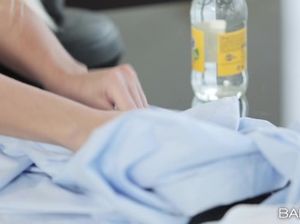 Блондинка секретарша знимается сексом и пьет сперму после него