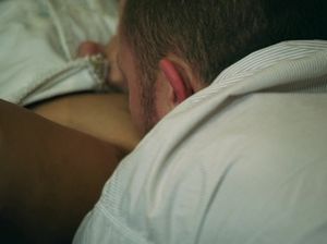 Две женщины ебутся на диване с одним опытным мужиком