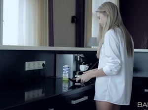 Миленькая 18-летняя блонда отдается парню на кухонном столе