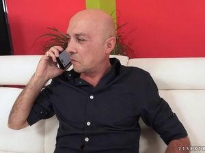 Смазливая проститутка в чулках отдается за деньги мужчине