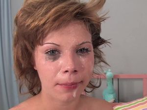 Русский кобель жестко выебал подругу в глотку и обкончал ее лицо