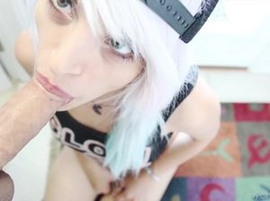 Белокурая девушка в полосатых чулках делает красивый минет члена