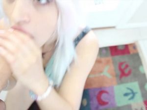 Белокурая девушка в полосатых чулках делает красивый минет члена