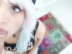 Белокурая девушка в полосатых чулках делает красивый минет члена