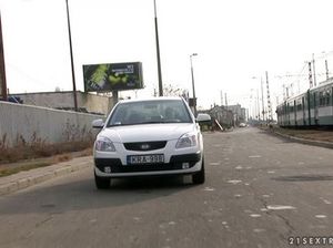 Много мужиков устроили молодой сучке золотой дождь и залили ее спермой