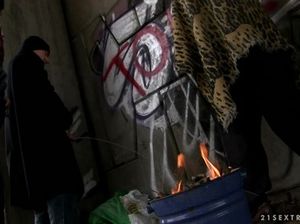 Много мужиков устроили молодой сучке золотой дождь и залили ее спермой