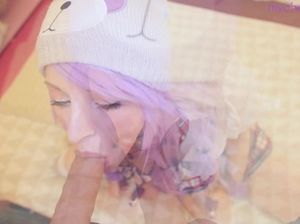 Минетчица с фиолетовыми волосами сосет крупный член от первого лица до буккаке