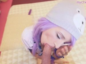 Минетчица с фиолетовыми волосами сосет крупный член от первого лица до буккаке