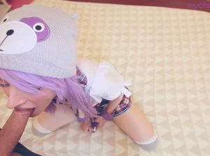 Минетчица с фиолетовыми волосами сосет крупный член от первого лица до буккаке