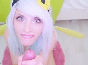 Блондинка стоит на коленях и сосет толстый хуй приятеля