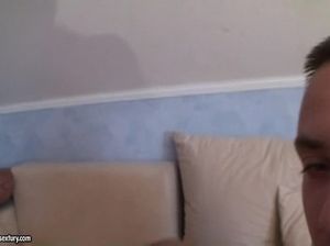 Красивая блондинка сосет член и ссыт на своего любовника