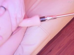 Сосущую белокурую красотку активно трахает секс машина с дилдо