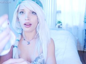 Миловидная косплеерша дрочит член парня мужским мастурбатором