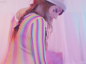 Радужная малышка с анальной пробкой в очке сосет и дрочит член мастурбатором