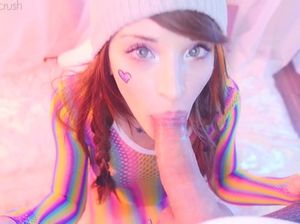 Радужная малышка с анальной пробкой в очке сосет и дрочит член мастурбатором