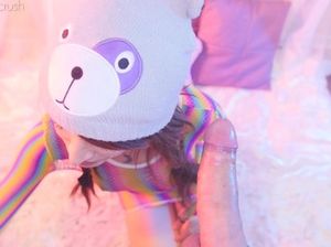 Радужная малышка с анальной пробкой в очке сосет и дрочит член мастурбатором