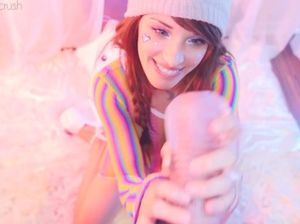 Радужная малышка с анальной пробкой в очке сосет и дрочит член мастурбатором