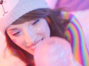 Радужная малышка с анальной пробкой в очке сосет и дрочит член мастурбатором