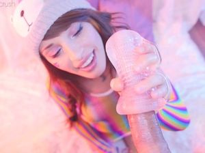 Радужная малышка с анальной пробкой в очке сосет и дрочит член мастурбатором