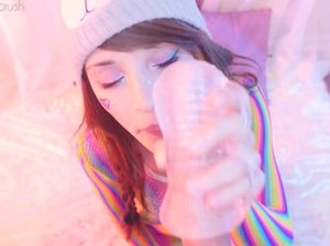 Радужная малышка с анальной пробкой в очке сосет и дрочит член мастурбатором