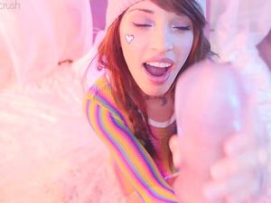 Радужная малышка с анальной пробкой в очке сосет и дрочит член мастурбатором