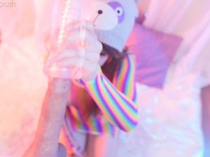 Радужная малышка с анальной пробкой в очке сосет и дрочит член мастурбатором