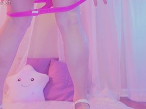 Радужная малышка с анальной пробкой в очке сосет и дрочит член мастурбатором