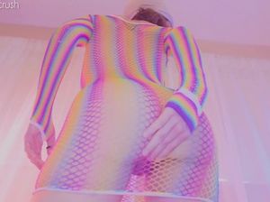 Радужная малышка с анальной пробкой в очке сосет и дрочит член мастурбатором