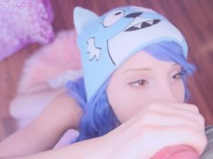 Юная девочка с синими волосами очень хорошо сосет перец губами