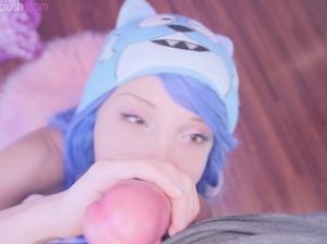 Юная девочка с синими волосами очень хорошо сосет перец губами