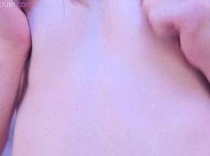 Юная девочка с синими волосами очень хорошо сосет перец губами