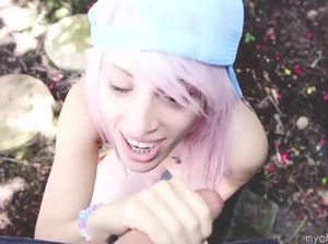 Глазастая малышка сосет большой член на улице от первого лица