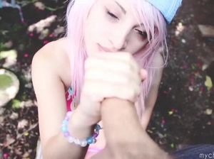 Глазастая малышка сосет большой член на улице от первого лица