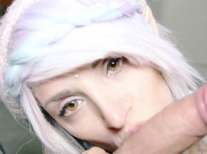 Красотка в костюме эльфа отсасывает милому от первого лица и вылизывает сперму