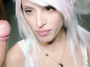 Красотка в костюме эльфа отсасывает милому от первого лица и вылизывает сперму