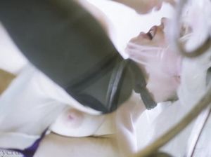 Парень трахает дома блондинку с кошачьими ушками и кончает ей на лицо