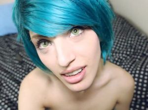 Крашенная косплеерша глубоко заглатывает член любовника от 1 лица