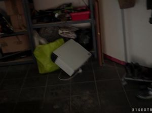 Брюнетка сосет член рокера в гараже и ловит сперму языком