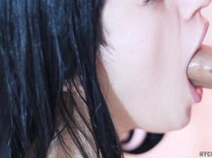 Сексапильная брюнетка в маске дала полизать киску и отдалась парню после куни