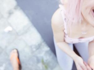 Симпатичная блондинка в леггинсах стоит на коленях и делает минет члена