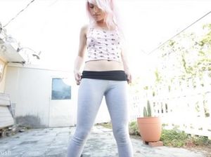 Симпатичная блондинка в леггинсах стоит на коленях и делает минет члена